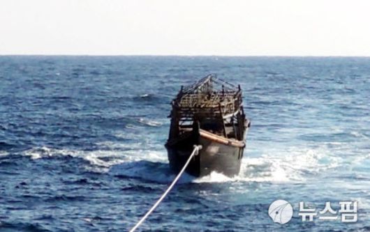 지난 2019년 11월 해군이 동해상에서 북한 목선을 북측에 인계하기 위해 예인하고 있다. [사진=통일부]