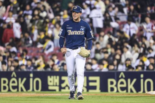 [서울=뉴스핌] 장환수 스포츠전문기자= NC 선발투수 라일리 톰슨이 24일 잠실 LG전에서 무실점 호투한 뒤 마운드를 내려오고 있다. [사진=NC] 2025.04.24 zangpabo@newspim.com