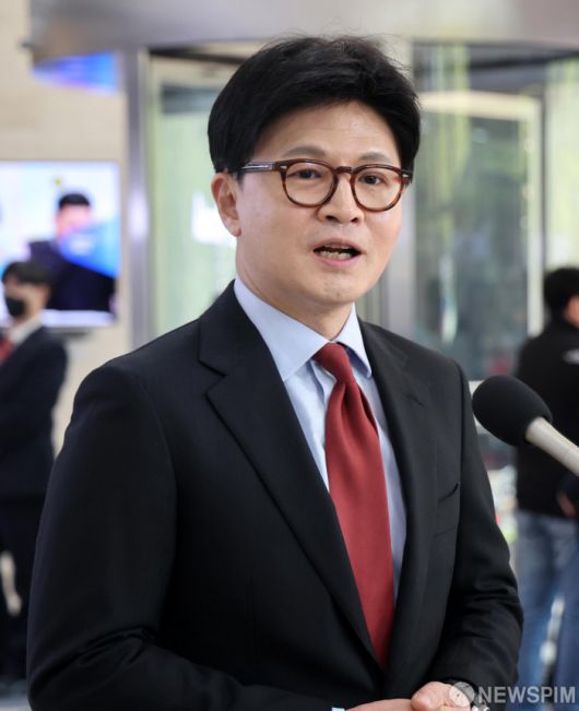 [서울=뉴스핌] 국회사진취재단 = 25일 오후 종로 동아미디어센터 1층 로비에서 국민의힘 대선 2차 경선 진출자인 한동훈 후보가 사전 인터뷰를 하고 있다. 일대일 맞수 토론은 2차경선 진출자 4명이 일대일 맞수 토론 형식으로 진행된다. 대진표는 23일 '미디어데이' 행사에서 김문수·안철수·한동훈·홍준표 후보가 순서대로 일대일 토론 상대를 지목했다. 김 후보가 한 후보를, 안 후보가 김 후보를 골라 토론이 성사됐다. 한 후보와 홍 후보는 서로 지목했다. 2025.04.25 photo@newspim.com