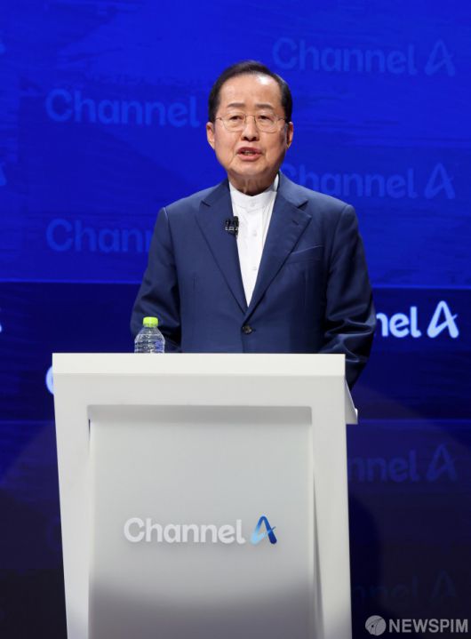 [서울=뉴스핌] 국회사진취재단 = 25일 오후 종로 동아미디어센터 채널A 오픈스튜디오에서 국민의힘 대선 2차 경선 진출자인 홍준표 후보가 토론장에서 방송 시작을 기다리고 있다. 일대일 맞수 토론은 2차경선 진출자 4명이 일대일 맞수 토론 형식으로 진행된다. 대진표는 23일 '미디어데이' 행사에서 김문수·안철수·한동훈·홍준표 후보가 순서대로 일대일 토론 상대를 지목했다. 김 후보가 한 후보를, 안 후보가 김 후보를 골라 토론이 성사됐다. 한 후보와 홍 후보는 서로 지목했다. 2025.04.25 photo@newspim.com