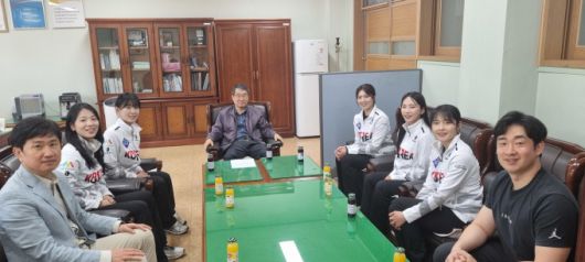 의정부 송현고 출신 금메달리스트 경기도청 컬링팀 선수들과 간담회 개최[사진=의정부교육지원청]2025.04.25 sinnews7@newspim.com
