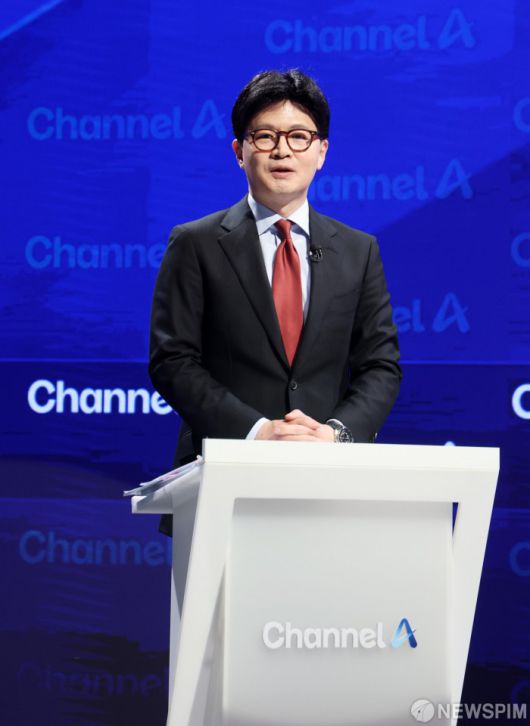 [서울=뉴스핌] 국회사진취재단 = 25일 오후 종로 동아미디어센터 채널A 오픈스튜디오에서 국민의힘 대선 2차 경선 진출자인 한동훈 후보가 토론장에서 방송 시작을 기다리고 있다. 일대일 맞수 토론은 2차경선 진출자 4명이 일대일 맞수 토론 형식으로 진행된다. 대진표는 23일 '미디어데이' 행사에서 김문수·안철수·한동훈·홍준표 후보가 순서대로 일대일 토론 상대를 지목했다. 김 후보가 한 후보를, 안 후보가 김 후보를 골라 토론이 성사됐다. 한 후보와 홍 후보는 서로 지목했다. 2025.04.25 photo@newspim.com