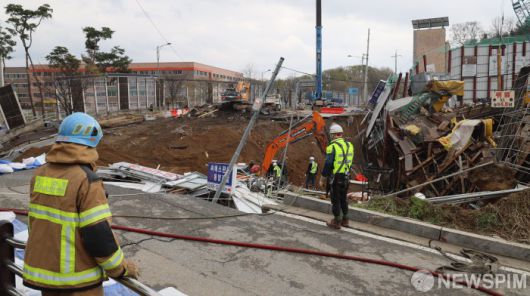 [광명=뉴스핌] 김학선 기자 =  이달 11일 신안산선 복선전철 제5-2공구 지하터널 공사 현장과 상부 도로가 함께 붕괴하는 사고가 발생했다. 실종됐던 포스코이앤씨 소속 50대 근로자가 16일 사망한 채로 발견되면서 시공사 책임 범위가 수면 위로 떠올랐다. 2025.04.14 yooksa@newspim.com