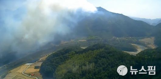 강원특별자치도 인제군 상남면 하남리 일원에서 26일 오후 발생한 대형 산불이 야간 산불 진화로 전환되면서 이틀째 이어질 전망이다. [사진=산림청]