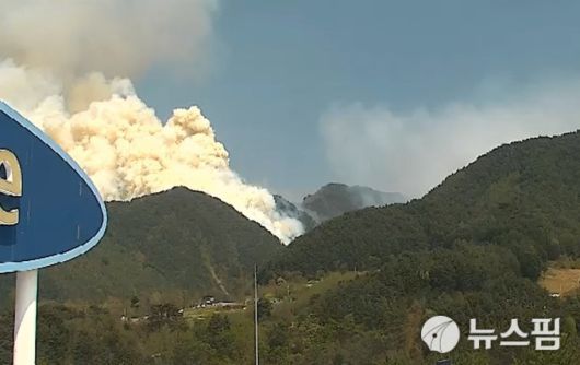 26일 오후 1시 18분께 강원특별자치도 인제군 상남면 하남리 일원에서 발생한 산불이 확산 조짐을 보이자, 산림청 중앙사고수습본부가 오후 4시 45분을 기해 '산불 2단계'를 발령했다. [사진=산림청]