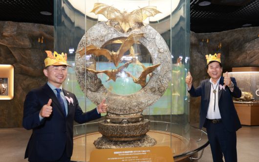 이상익 함평군수가 지난 25일 함평엑스포공원 황금박쥐전시관에서 기념사진을 촬영하고 있다. [사진=함평군] 2025.04.26 ej7648@newspim.com