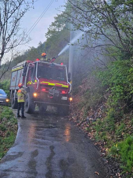 인제군 하남리 산불을 진화하는 소방차.[사진=강원소방본부]  2025.04.27 onemoregive@newspim.com