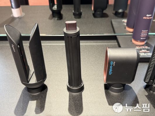 [서울=뉴스핌] 김정인 기자 = 다이슨이 28일 국내 출시한 '에어랩 코안다2x 멀티 스타일러 앤 드라이어'의 툴 6종. 2025.04.28 kji01@newspim.com