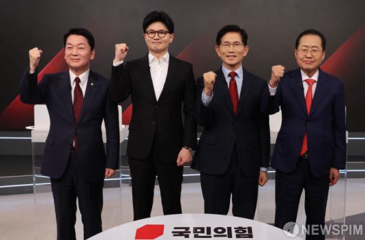 [서울=뉴스핌] 국회사진취재단 = 26일 서울 중구 매경미디어센터에서 열린 국민의힘 대통령 선거 제2차 경선 후보자 토론회에서 후보들이 기념 촬영을 위해 손을 맞잡고 있다. 왼쪽부터 안철수, 한동훈, 김문수, 홍준표 후보. 2025.04.26 photo@newspim.com