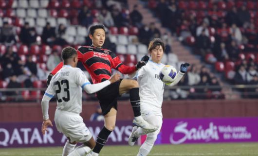 [서울=뉴스핌] 지난 2월 가와사키 프론탈레와의 ACLE 리그스테이지 7차전에 나선 포항 김종우(가운데). [사진=AFC] 2025.04.28 thswlgh50@newspim.com