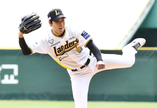 [서울=뉴스핌] SSG 랜더스의 선발 투수 김광현이 27일 키움 히어로즈와의 경기에서  1회 송성문을 상대로 공을 던지고 있다. [사진 = SSG 랜더스] 2025.04.27 wcn05002@newspim.com