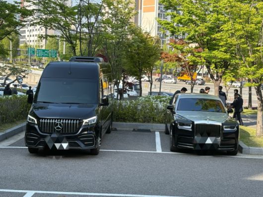 [서울=뉴스핌] 조민교 기자 = 트럼프주니어를 위해 마련된 의전 차량. 왼쪽 차량을 타고 공항을 빠져나간 것으로 전해졌다. 2025.04.29 whalsry94@newspim.com