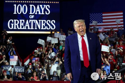 미시간주 워런의 매콤 커뮤니티 칼리지에서 도널드 트럼프 미국 대통령이취임 100일 연설에 나선 모습 [시드니=뉴스핌] 권지언 특파원 = 2025.04.30 kwonjiun@newspim.com