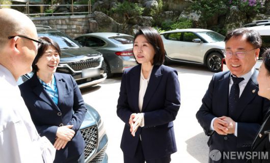 [단양=뉴스핌] 정일구 기자 = 이재명 더불어민주당 대선 후보 배우자 김혜경 씨가 30일 오후 충북 단양군 영춘면 구인사를 방문해 이광희 더불어민주당 의원 등 관계자들과 대화를 나누고 있다. 2025.04.30 mironj19@newspim.com
