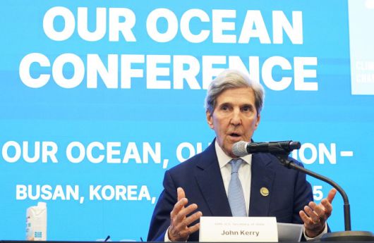존 케리 전 미국 국무부 장관이 29일 오후 부산 벡스코에서 '제10차 아워오션 콘퍼런스(OOC)'를 계기로 가진 내·외신 기자간담회에서 해양환경정책에 대해 질의응답을 하고 있다. [사진=해양수산부] 2025.04.29 dream@newspim.com