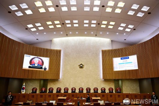 [서울=뉴스핌] 사진공동취재단 = 조희대 대법원장을 비롯한 대법관들이 1일 오후 서울 서초구 대법원 대법정에서 이재명 더불어민주당 대선 후보의 공직선거법 위반 사건 상고심 선고를 준비하고 있다. 2025.05.01 photo@newspim.com