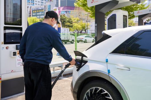 3년 만에 누적 주행거리 66만km를 기록한 아이오닉 5와 차주 이영흠씨 [사진=현대차그룹]