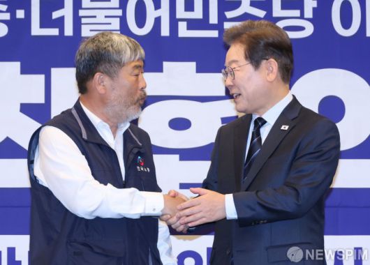 [서울=뉴스핌] 김학선 기자 = 이재명 더불어민주당 대선후보와 김동명 한국노총 위원장이 1일 서울 중구 프레스센터에서 열린 한국노총 정책협약식을 마치고 악수하고 있다. 2025.05.01 yooksa@newspim.com