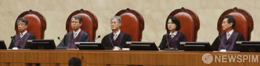 [서울=뉴스핌] 사진공동취재단 = 조희대 대법원장을 비롯한 대법관들이 1일 서울 서초구 대법원에서 이재명 더불어민주당 대선 후보의 공직선거법 위반 사건과 관련한 전원합의체 선고를 위해 대심판정에 착석해 있다. 2025.05.01 photo@newspim.com