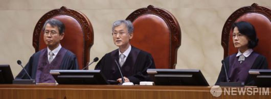 [서울=뉴스핌] 사진공동취재단 = 조희대 대법원장을 비롯한 대법관들이 1일 서울 서초구 대법원에서 이재명 더불어민주당 대선 후보의 공직선거법 위반 사건과 관련한 전원합의체 선고를 위해 대심판정에 착석해 있다. 2025.05.01 photo@newspim.com