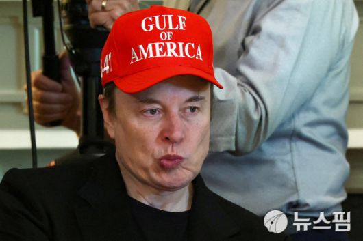 미국 백악관 각료 회의에 참석한 일론 머스크. [사진=로이터 뉴스핌]