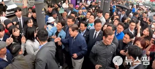 [경기 연천=뉴스핌] 박찬제 기자 = 이재명 더불어민주당 대통령 후보가 1일 오후 경기 연천읍 전곡시장에서 '골목골목 경청투어'를 진행 중이다. [사진=델리민주] 2025.05.01 pcjay@newspim.com