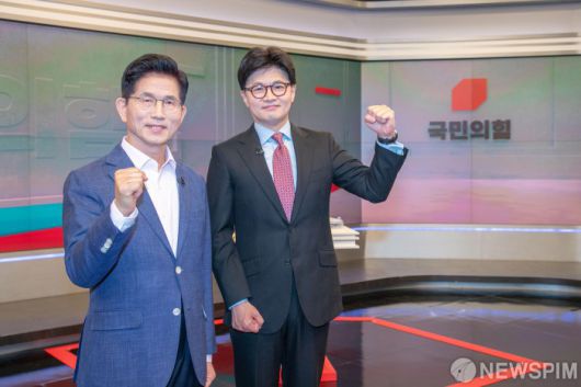 [서울=뉴스핌] 국회사진취재단 = 30일 오후 서울 중구 TV조선에서 국민의힘 제21대 대통령선거 경선 결선투표에 진출한 김문수(왼쪽) 한동훈 후보가 TV토론에 앞서 스튜디오에서 자세를 취하고 있다. 2025.04.30 photo@newspim.com
