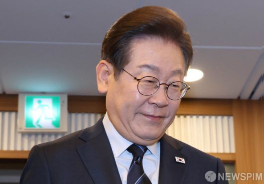 [서울=뉴스핌] 김학선 기자 = 이재명 더불어민주당 대선후보가 1일 서울 중구 프레스센터에서 열린 한국노총 정책협약식에 참석하고 있다. 이 후보는 이날 오후 3시 공직선거법 위반에 대한 대법원 상고심 선고를 앞두고 있다. 2025.05.01 yooksa@newspim.com