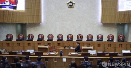 [서울=뉴스핌] 사진공동취재단 = 조희대 대법원장을 비롯한 대법관들이 1일 오후 더불어민주당 이재명 대선 후보의 공직선거법 사건 전원합의체 선고를 위해 서울 서초구 대법원 대법정에 입장해 자리에 앉아 있다. 2025.05.01 photo@newspim.com