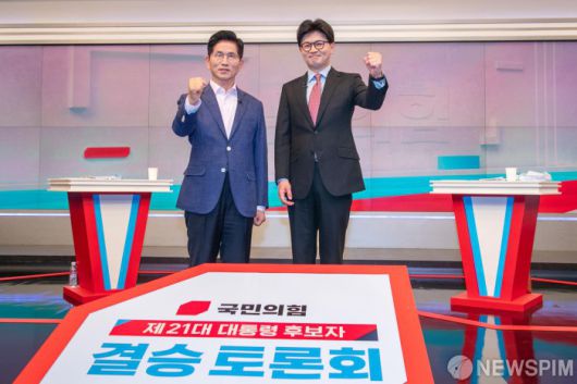 [서울=뉴스핌] 국회사진취재단 = 30일 오후 서울 중구 TV조선에서 국민의힘 제21대 대통령선거 경선 결선투표에 진출한 김문수(왼쪽) 한동훈 후보가 TV토론에 앞서 스튜디오에서 자세를 취하고 있다. 2025.04.30 photo@newspim.com