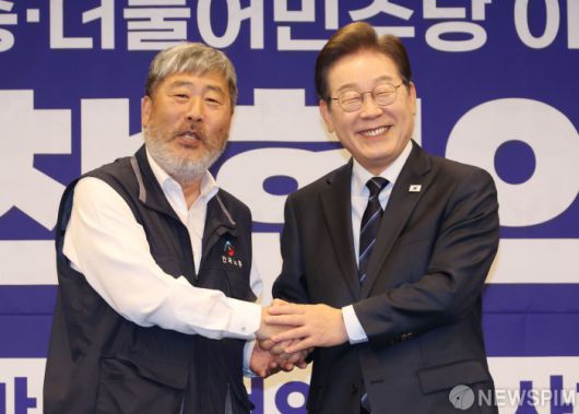 [서울=뉴스핌] 김학선 기자 = 이재명 더불어민주당 대선후보와 김동명 한국노총 위원장이 1일 서울 중구 프레스센터에서 열린 한국노총 정책협약식을 마치고 악수하고 있다. 2025.05.01 yooksa@newspim.com