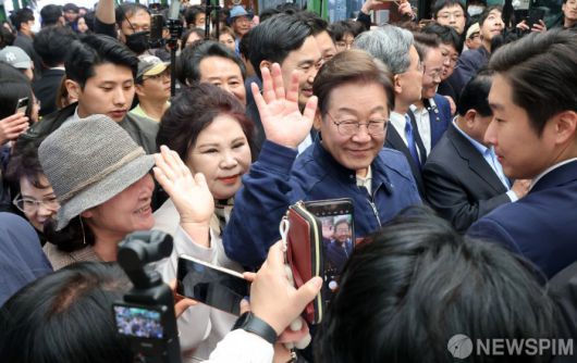 [인제=뉴스핌] 최지환 기자 = 이재명 더불어민주당 대선 후보가 '골목골목 경청투어' 접경지역 방문 이틀째인 2일 오후 강원 인제군 원통시장에서 시민들과 기념촬영을 하고 있다. 2025.05.02 choipix16@newspim.com