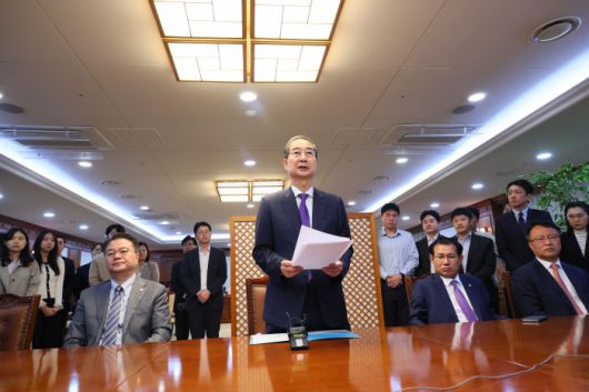 [서울=뉴스핌] 한덕수 대통령 권한대행 국무총리가 1일 서울 종로구 정부서울청사에서 대국민 담화를 마치고 직원들 앞에서 발언하고 있다.[사진=총리실] 2025.05.01 photo@newspim.com