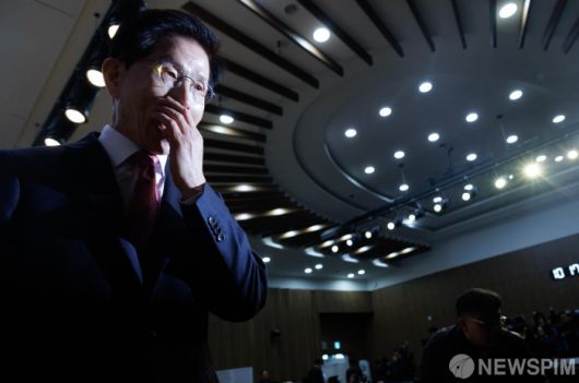 [서울=뉴스핌] 윤창빈 기자 = 김문수 전 고용노동부 장관이 9일 오전 서울 여의도 국회에서 대선출마 선언을 마치고 단상을 나서고 있다. 2025.04.09 pangbin@newspim.com