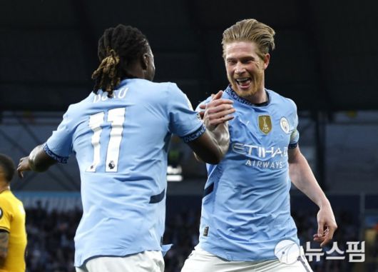 [맨체스터 로이터 =뉴스핌] 박상욱 기자 = 케빈 더 브라위너가 3일 EPL 35라운드 울버햄프턴과의 홈 경기에서 공을 넣고 동료와 기쁨을 나누고 있다. 2025.5.3 psoq1337@newspim.com