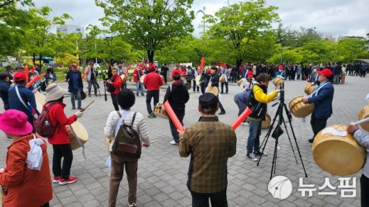 [서울=뉴스핌] 한태희 기자 = 5월3일 오후 경기 일산 킨텍스 전당대회 현장에 모인 한동훈 후보의 지지자들이 빨간 풍선을 흔들며 음악에 맞춰 응원하고 있다. [사진=신정인 기자] 2025.05.03 ace@newspim.com