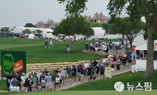 [매키니 로이터 =뉴스핌] 박상욱 기자 = 3일 PGA 투어 더 CJ컵 바이런 넬슨 2라운드 도중 뇌우로 인해 경기가 중단되자 갤러리들이 코스를 빠져나가고 있다. 2025.5.3 psoq1337@newspim.com