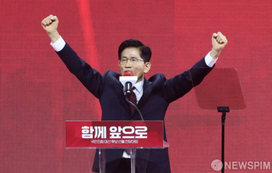 [고양=뉴스핌] 최지환 기자 = 국민의힘 대선후보로 선출된 김문수 후보가 3일 오후 경기 고양시 킨텍스에서 열린 국민의힘 제5차 전당대회에서 수락연설을 하고 있다. 2025.05.03 choipix16@newspim.com