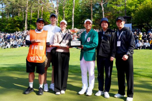 [서울=뉴스핌] 김용석 기자 = 아내와 부모님과 함께 포즈를 취한 문도엽. [사진= 대한골프협회] 2025.05.04 fineview@newspim.com
