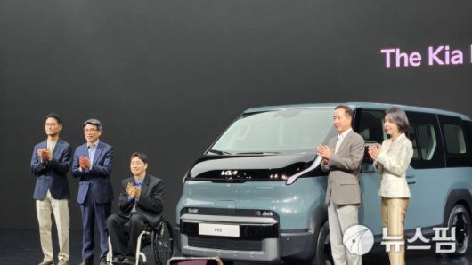 기아는 3일 고양시에서 열린 서울모빌리티쇼에서 기아의 목적기반차량(PBV) PV5를 공개했다. 기념사진을 촬영하고 있는 송호성 사장(왼쪽에서 두번째) [사진=뉴스핌 DB]