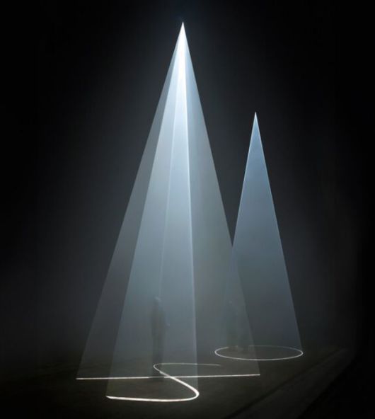 [서울=뉴스핌]이영란 미술전문기자=앤소니 맥콜의 영상설치작업. 푸투라 서울은 이 작품을 선보이기 위해 높고 넓은 공간을 조성한 듯한 느낌이 들었다. [이미지 제공=푸투라 서울] 2025.05.04 art29@newspim.com