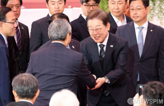 [서울=뉴스핌] 정일구 기자 = 이재명 더불어민주당 대선 후보가 5일 오전 서울 종로구 조계사에서 열린 불기 2569년 부처님오신날 봉축법요식에서 정근식 서울시교육감과 인사를 나누고 있다. 2025.05.05 mironj19@newspim.com