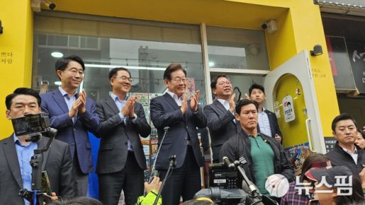 [양평=뉴스핌] 윤채영 기자 =  이재명 더불어민주당 대통령 후보가 경기 양평을 찾아 지지자들과 소통하는 모습. 2025.05.05 ycy1486@newspim.com