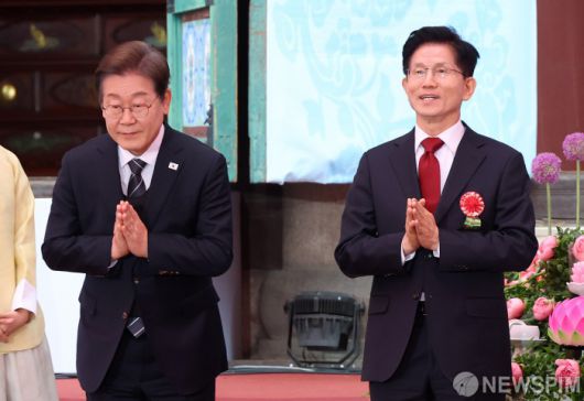 [서울=뉴스핌] 정일구 기자 = 이재명 더불어민주당 대선 후보와 김문수 국민의힘 대선 후보가 5일 오전 서울 종로구 조계사에서 열린 불기 2569년 부처님오신날 봉축법요식에서 헌화한 뒤 합장하고 있다. 2025.05.05 mironj19@newspim.com