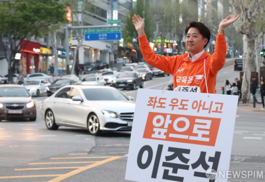 [서울=뉴스핌] 이호형 기자 = 이준석 개혁신당 대선후보가 18일 오후 서울 강남구 은마아파트입구 사거리에서 퇴근길 인사를 하고 있다.  2025.04.18 leemario@newspim.com