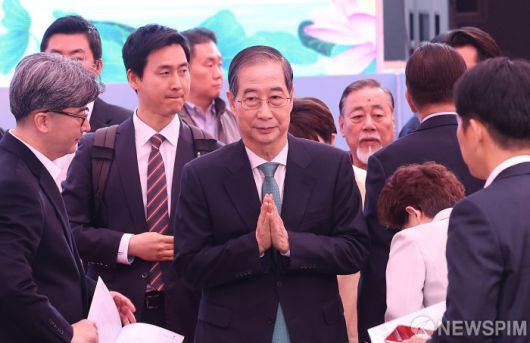 [서울=뉴스핌] 정일구 기자 = 한덕수 무소속 대선 예비후보가 5일 오전 서울 종로구 조계사에서 열린 불기 2569년 부처님오신날 봉축법요식에 참석하고 있다. 2025.05.05 mironj19@newspim.com