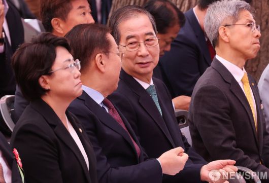 [서울=뉴스핌] 정일구 기자 = 권영세 국민의힘 비상대책위원장과 한덕수 무소속 대선 예비후보가 5일 오전 서울 종로구 조계사에서 열린 불기 2569년 부처님오신날 봉축법요식에 참석해 대화하고 있다. 2025.05.05 mironj19@newspim.com