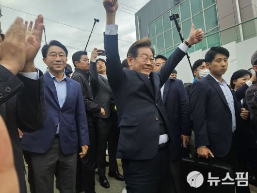 [양평=뉴스핌] 윤채영 기자 = 이재명 더불어민주당 대통령 후보가 경기 양평을 찾아 지지자들과 소통하는 모습. 2025.05.05 ycy1486@newspim.com