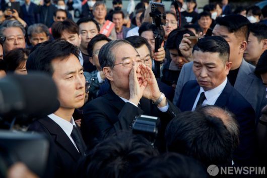 [서울=뉴스핌] 한덕수 전 국무총리가 2일 광주 북구 국립5.18민주묘지를 찾아 참배를 마치고 발언을 하고 있다. [사진=한덕수 캠프] 2025.05.02 photo@newspim.com