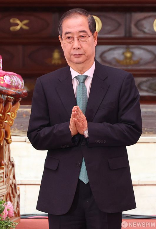 [서울=뉴스핌] 정일구 기자 = 한덕수 무소속 대선 예비후보가 5일 오전 서울 종로구 조계사에서 열린 불기 2569년 부처님오신날 봉축법요식에서 헌화한 뒤 합장하고 있다. 2025.05.05 mironj19@newspim.com